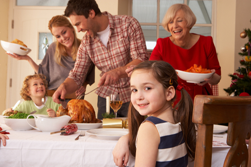 Familia comiendo juntos