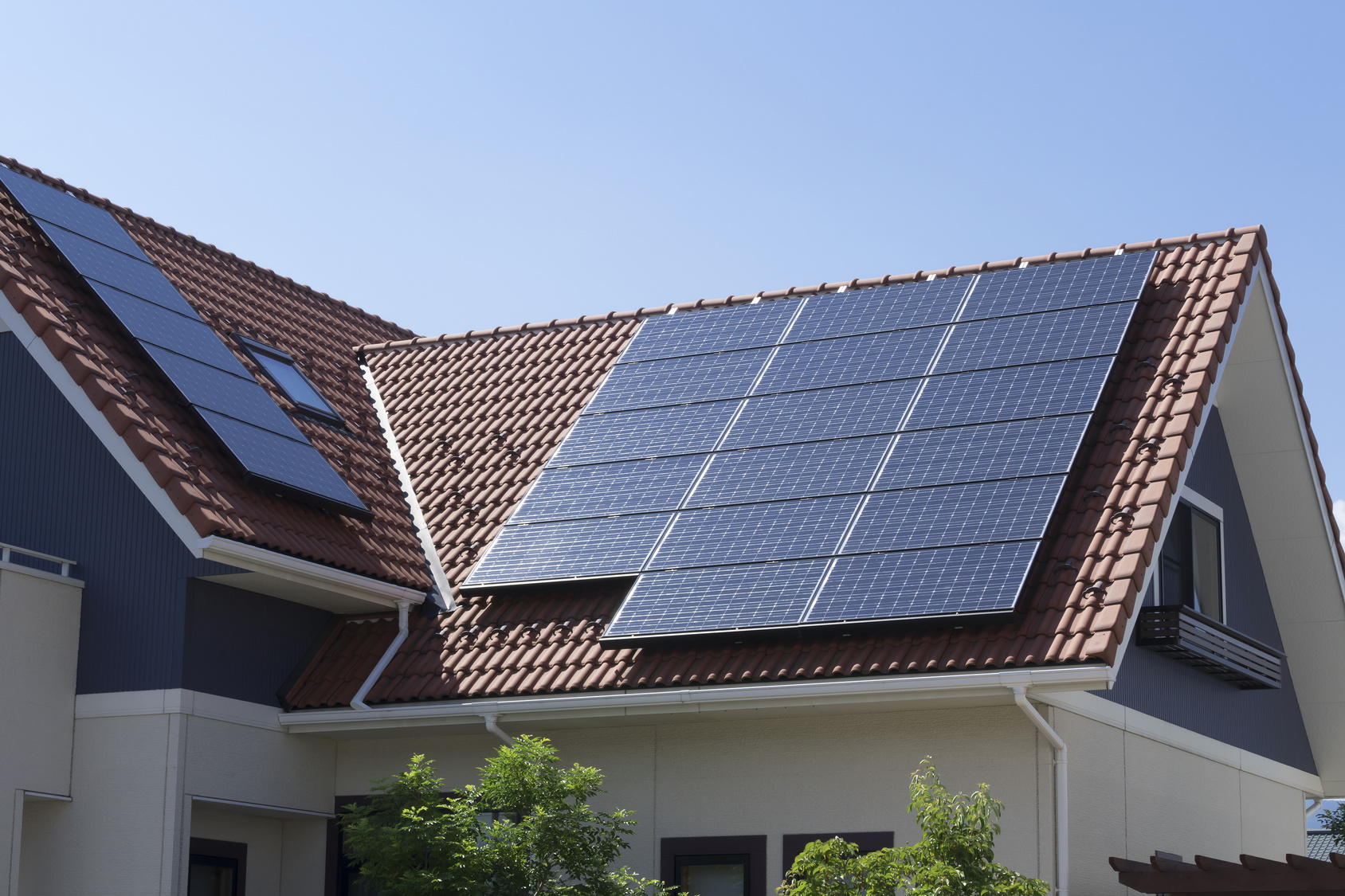 instalación de paneles solares en tejado de casa