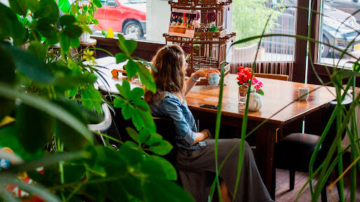 mujer desayunando